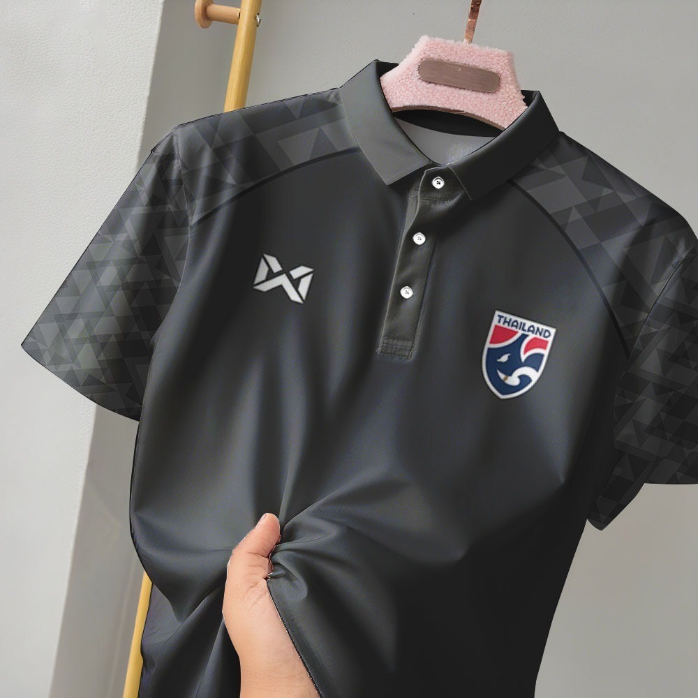 เสื้อโปโลสีดำแขนสั้นชาย ลายทีมชาติไทย ระบายอากาศได้ดี สปอร์ตและลำลอง2568