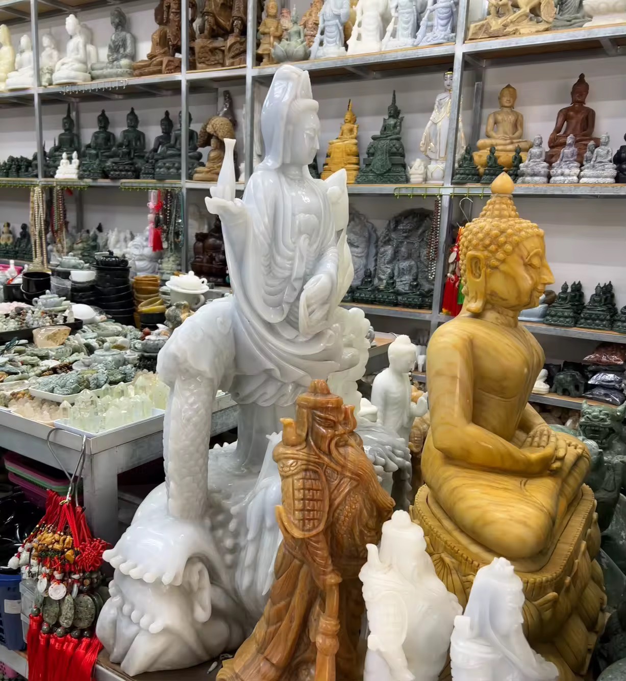 แกะสลักเจ้าแม่กวนอิมปางยืนบนมังกร หินม่วงพม่า กว้าง26นิ้ว สูง 35นิ้ว