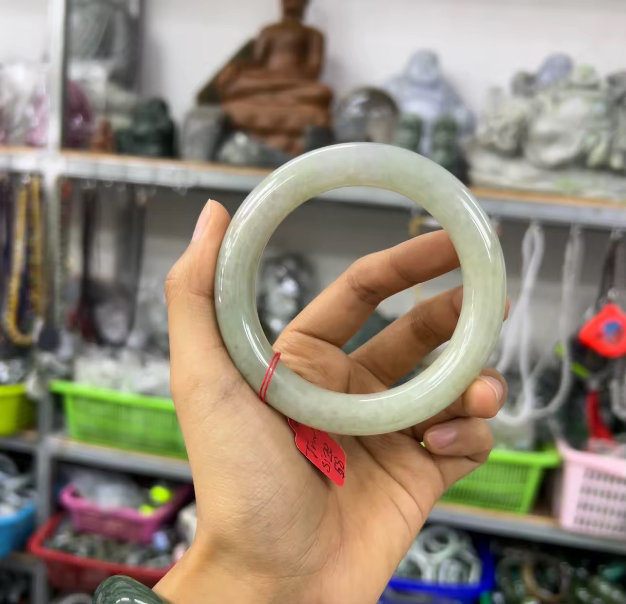 กำไลหยกเจไดต์ Natural Jadeite Type A ทรงโดนัท โทนหยกเขียวไข่กา หยกเขียวอ่อน Pale Green Jadeite/ Light Green Jadeite