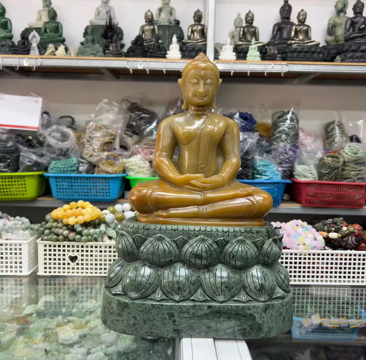 แกะสลักพระแก้วเศียรโล้น หยกน้ำผึ้งเจไดต์ หน้าตัก7นิ้ว พร้อมฐานหินเขียวอินเดีย ความสูง13.5นิ้ว