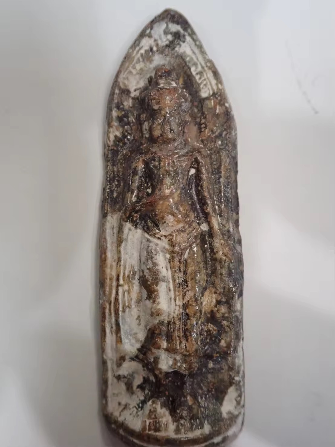 พระร่วงยืน หลังลายผ้า พระแท้ตามหลักสากล กรุวัดพระศรีรัตนมหาธาตุเป็นพระปางยืนประทานพร เนื้อตะกั่วสนิมแดงและไขขาวขึ้นเป็นธรรมชาติ