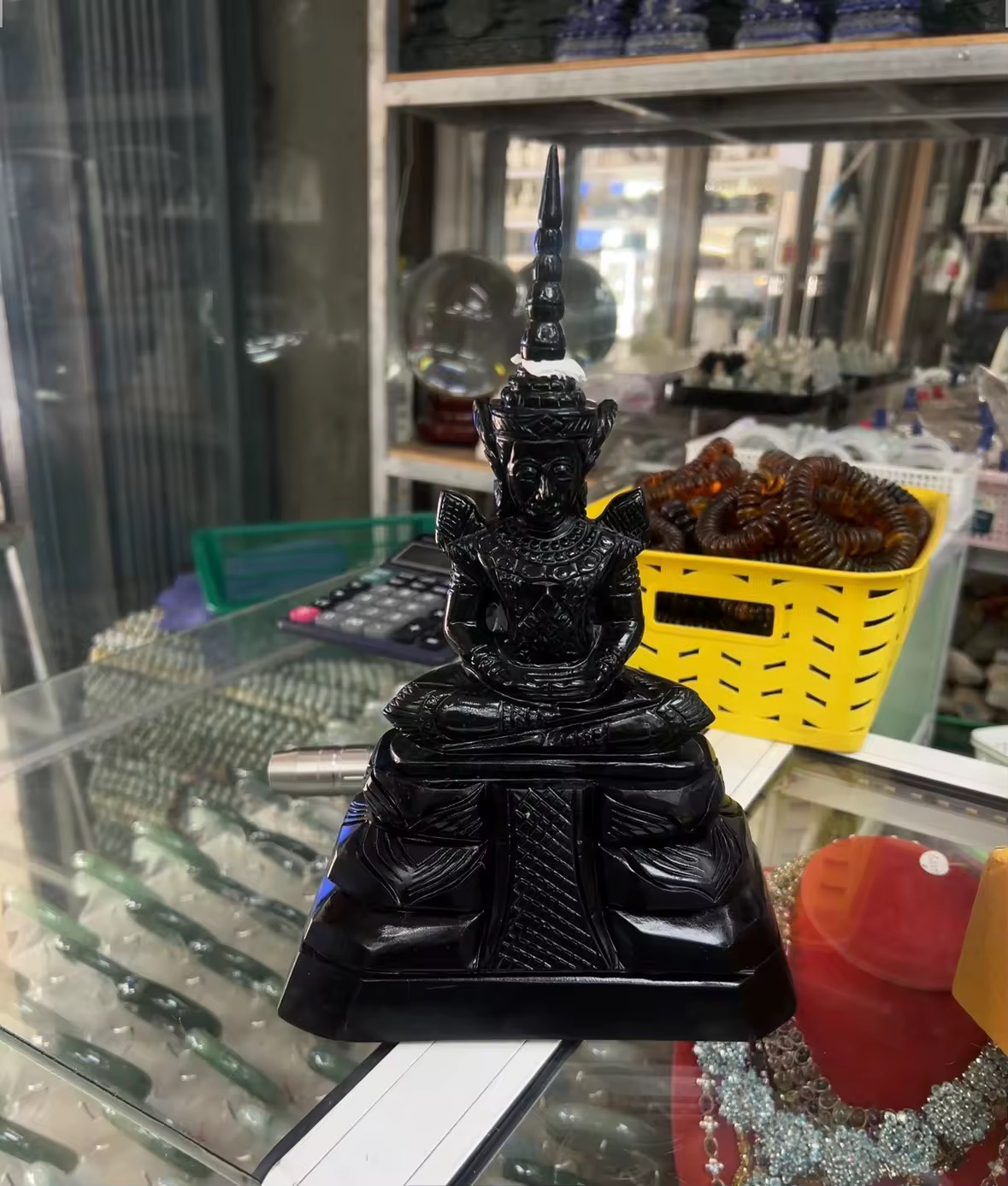 แกะสลักพระแก้ว มรกตทรงเครื่อง หินเซอร์เพนทีน หน้าตัก 4.5นิ้ว ความสูง 12นิ้ว