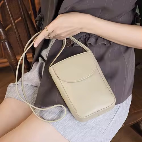 Charin Bag - Toast กระเป๋าสะพายน่ารักมาก มือถือใส่ได้ทุกรุ่น  Multi pocket bag กระเป๋าหนังวัวแท้นุ่ม-เบา